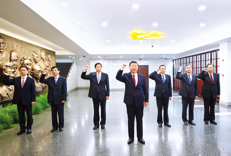 　2017年10月31日，中共中央總書記、國(guó)家主席、中央軍委主席習(xí)近平帶領(lǐng)中共中央政治局常委李克強(qiáng)、栗戰(zhàn)書、汪洋、王滬寧、趙樂際、韓正，瞻仰上海中共一大會(huì)址和浙江嘉興南湖紅船。這是31日上午，在上海中共一大會(huì)址紀(jì)念館，習(xí)近平帶領(lǐng)其他中共中央政治局常委同志一起重溫入黨誓詞。 新華社記者 蘭紅光/攝