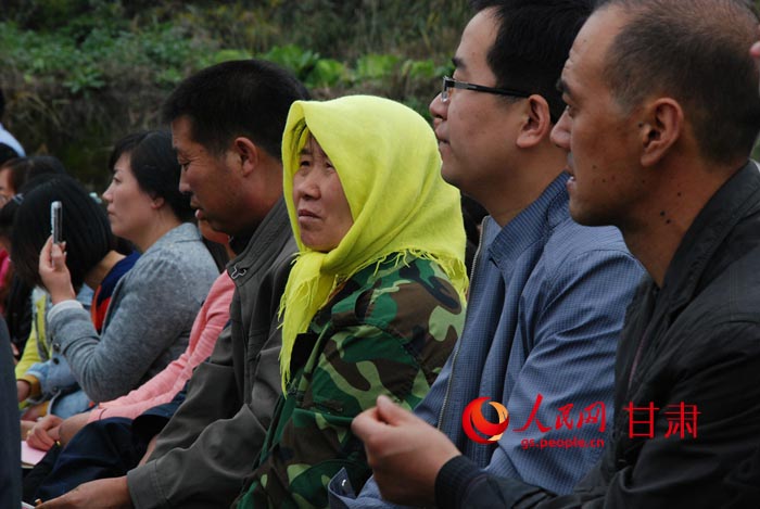 “雙聯(lián)”點農(nóng)民朋友認(rèn)真觀看演出（高增硌攝）