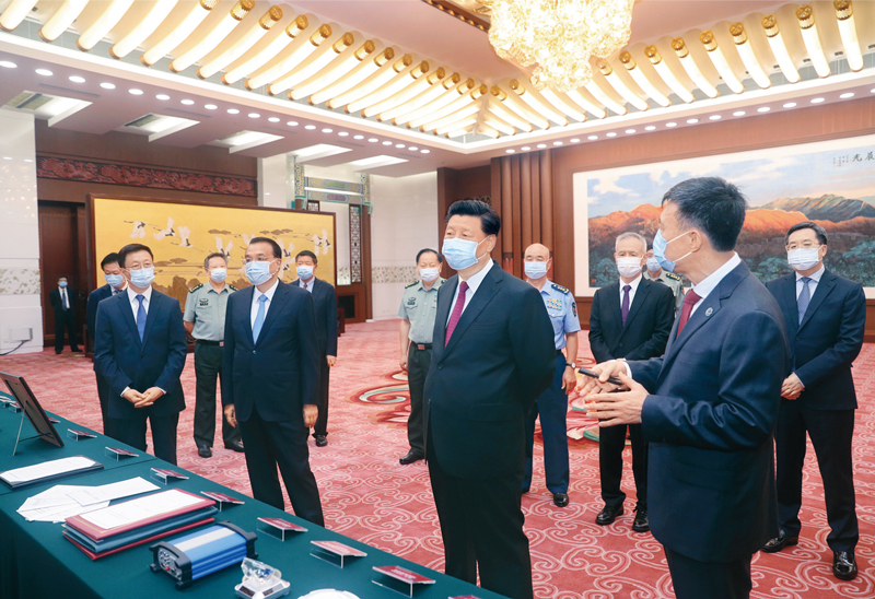　　2020年7月31日上午，北斗三號全球衛(wèi)星導(dǎo)航系統(tǒng)建成暨開通儀式在北京舉行。中共中央總書記、國家主席、中央軍委主席習(xí)近平出席儀式，宣布北斗三號全球衛(wèi)星導(dǎo)航系統(tǒng)正式開通并參觀北斗系統(tǒng)建設(shè)發(fā)展成果展覽展示。 新華社記者 鞠鵬/攝