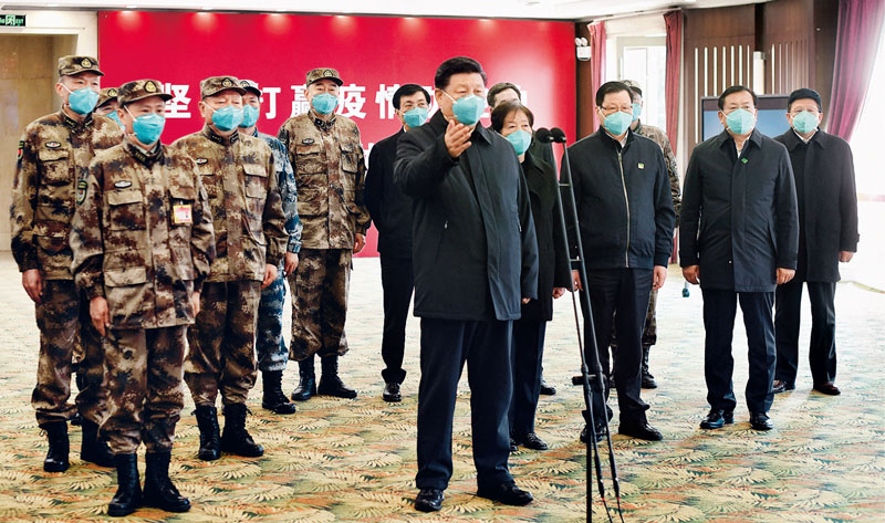 2020年3月10日，中共中央總書記、國家主席、中央軍委主席習近平專門赴湖北省武漢市考察新冠肺炎疫情防控工作。這是習近平在火神山醫(yī)院指揮中心視頻連線感染科病房，與病房內(nèi)患者和醫(yī)務人員親切交流。 