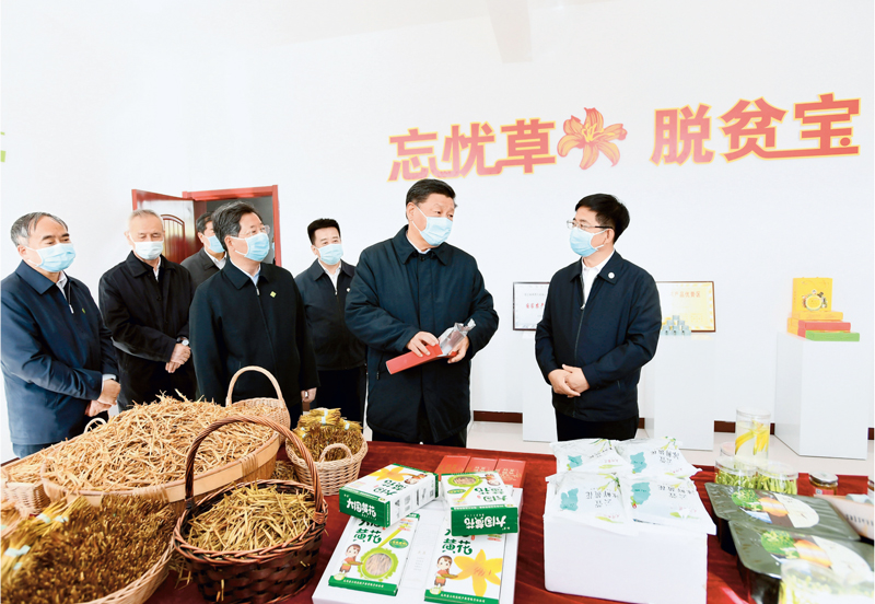 2020年5月11日至12日，中共中央總書記、國家主席、中央軍委主席習(xí)近平在山西考察。這是5月11日下午，習(xí)近平在大同市云州區(qū)西坪鎮(zhèn)坊城新村技能培訓(xùn)服務(wù)站，察看黃花產(chǎn)業(yè)相關(guān)產(chǎn)品展示。 新華社記者 謝環(huán)馳/攝