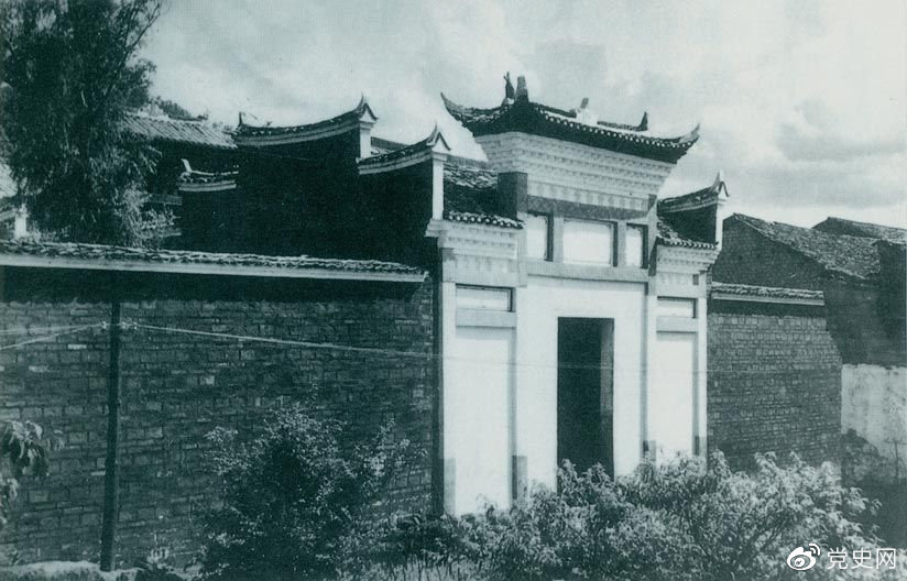 1927年10月3日，毛澤東率領(lǐng)湘贛邊界秋收起義部隊(duì)到達(dá)江西寧岡縣古城，主持召開前委擴(kuò)大會(huì)議，討論在井岡山建立革命根據(jù)地的問題。圖為會(huì)議舊址。
