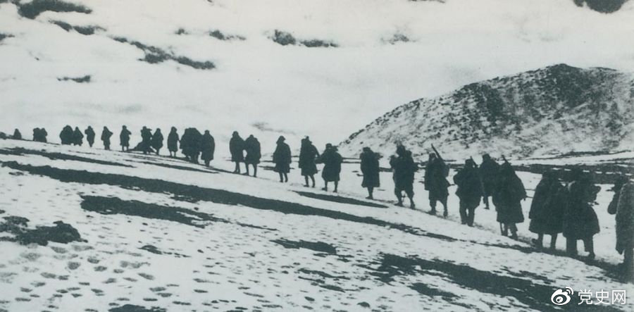 1950年3月，人民解放軍開始向西藏進(jìn)軍，10月6日至24日進(jìn)行了昌都戰(zhàn)役，攻占昌都，打開了進(jìn)軍西藏的大門，為和平解放西藏奠定了基礎(chǔ)。圖為迂回昌都南路的人民解放軍行進(jìn)在海拔5000米的怒山山脈雪嶺上。
