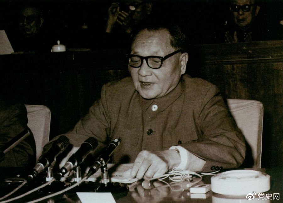 　　1979年10月，鄧小平代表中共中央、國(guó)務(wù)院向中國(guó)文學(xué)藝術(shù)工作者第四次代表大會(huì)致祝詞，希望文藝工作者中間有越來(lái)越多的同志成為名副其實(shí)的人類(lèi)靈魂工程師。