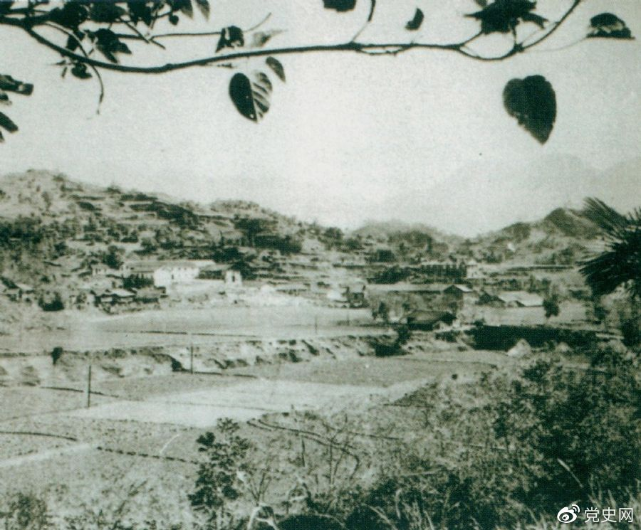 　　湖南桑植縣劉家坪。1935年11月19日，任弼時(shí)、賀龍和關(guān)向應(yīng)從這里率部突圍進(jìn)行長(zhǎng)征。