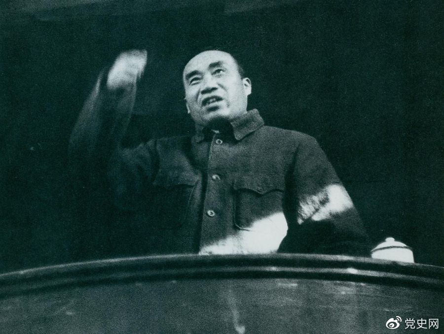 1943年11月，朱德在陜甘寧邊區(qū)勞動(dòng)英雄及模范工作者代表大會(huì)上講話。