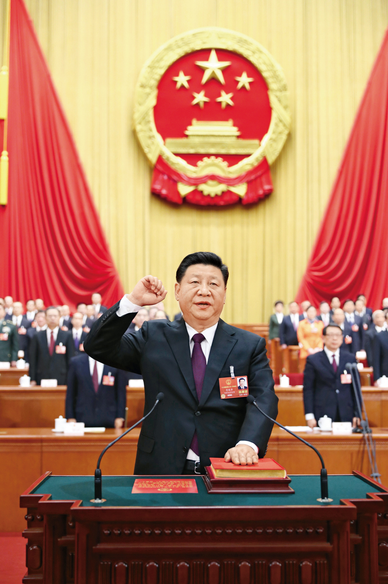 2018年3月17日，十三屆全國人大一次會議在北京人民大會堂舉行第五次全體會議。習(xí)近平當選中華人民共和國主席、中華人民共和國中央軍事委員會主席。這是習(xí)近平進行憲法宣誓。 新華社記者 鞠鵬/攝