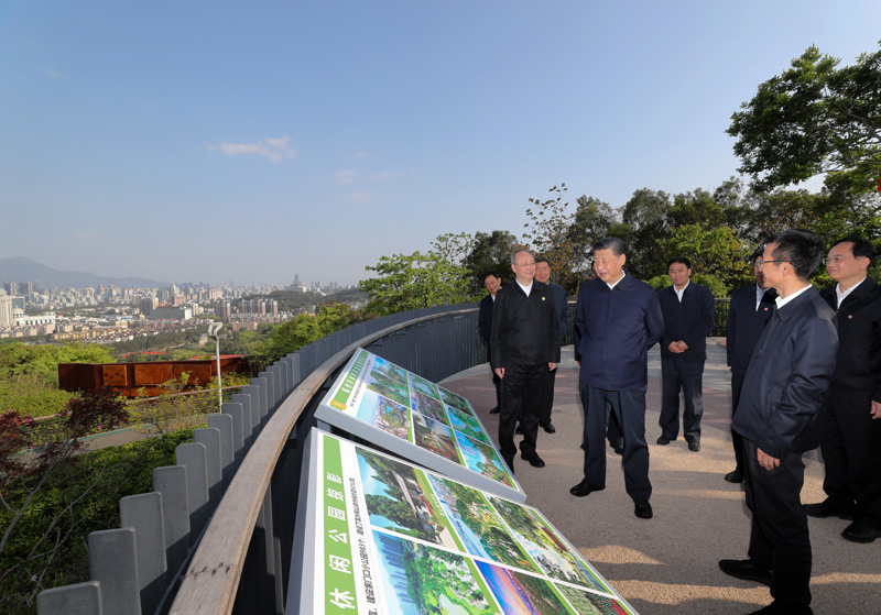 3月22日至25日，中共中央總書記、國家主席、中央軍委主席習(xí)近平在福建考察。這是24日下午，習(xí)近平在福州福山郊野公園觀景平臺，聽取城市生態(tài)公園規(guī)劃建設(shè)、城市水系綜合治理情況匯報。新華社記者 王曄 攝