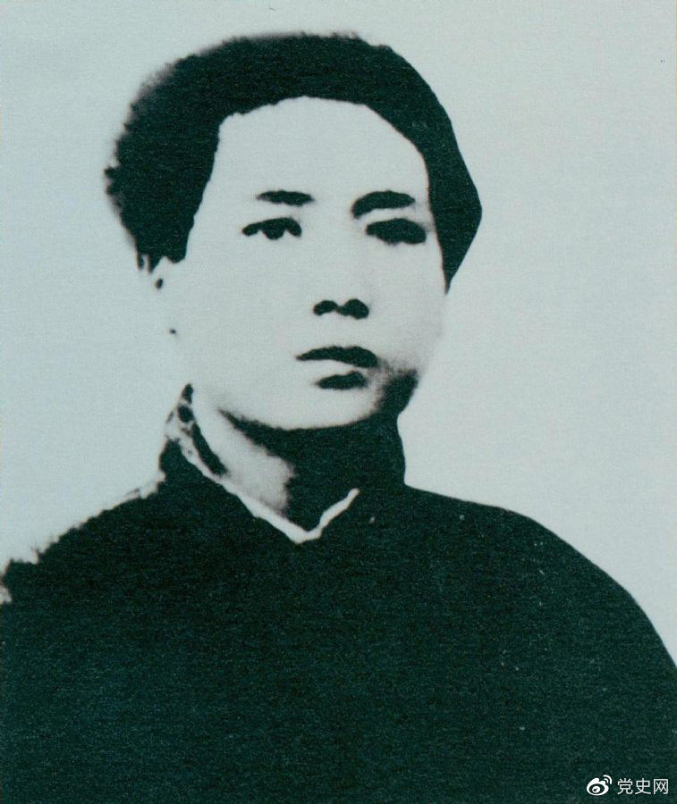 1921年7月，毛澤東赴上海參加中國(guó)共產(chǎn)黨第一次代表大會(huì)，成為黨的創(chuàng)始人之一。