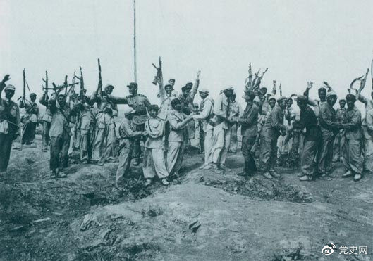 1953年7月28日，朝鮮人民軍來到志愿軍陣地上，互相祝賀、共同歡呼抗美斗爭(zhēng)的偉大勝利。