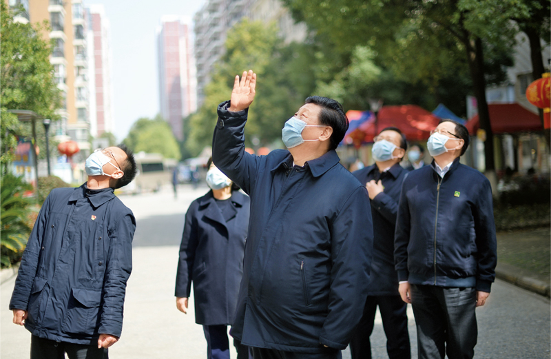 2020年3月10日，中共中央總書(shū)記、國(guó)家主席、中央軍委主席習(xí)近平專(zhuān)門(mén)赴湖北省武漢市考察新冠肺炎疫情防控工作。這是習(xí)近平在東湖新城社區(qū)考察時(shí)，向在家隔離居住的居民揮手致意、表示慰問(wèn)。 新華社記者 謝環(huán)馳/攝