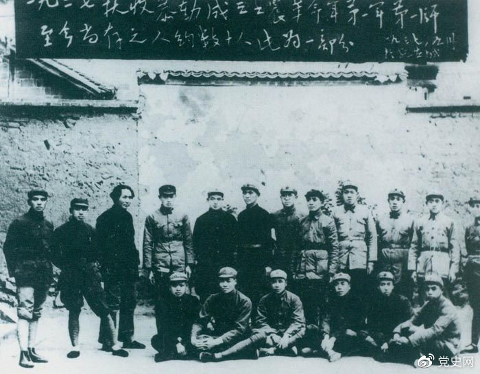 1927年9月9日，以毛澤東為書記的中共湖南省委前敵委員會(huì)，領(lǐng)導(dǎo)工農(nóng)革命軍第一師發(fā)動(dòng)湘贛邊界秋收起義。圖為毛澤東在延安和當(dāng)年參加秋收起義的部分同志合影。