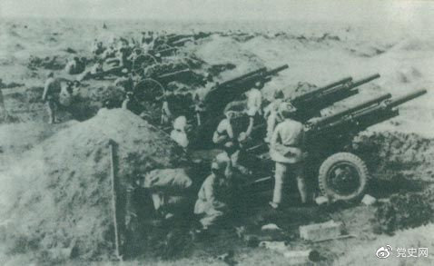 遼沈戰(zhàn)役于1948年9月12日打響，東北野戰(zhàn)軍首先攻克錦州，至11月2日戰(zhàn)役全部結(jié)束，殲滅衛(wèi)立煌集團(tuán)47萬余人，取得震驚中外的巨大勝利。這是圍攻錦州的東北野戰(zhàn)軍炮群。