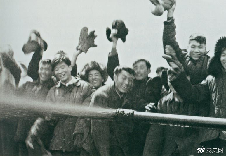 1959年9月26日，在黑龍江肇州縣大同鎮(zhèn)附近的松基3號(hào)井噴出了工業(yè)油流，發(fā)現(xiàn)了大油田。因臨近國(guó)慶10周年，被命名為大慶油田。